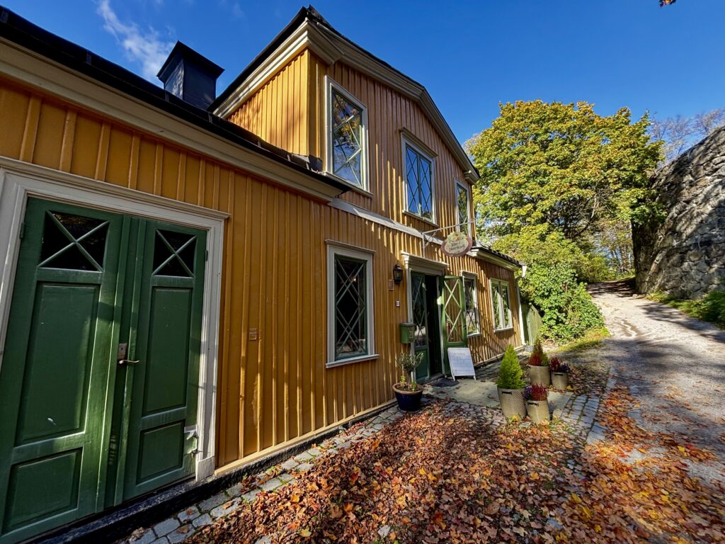 image shows the outside of Stora Henriksvik cafe on Långholmen