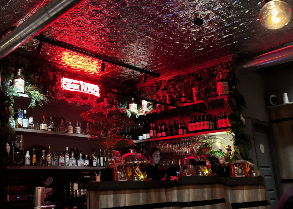 image shows the bar at Kanto Bistro in Vasastan